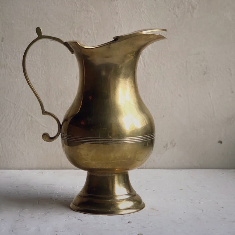 Pichet en laiton vintage