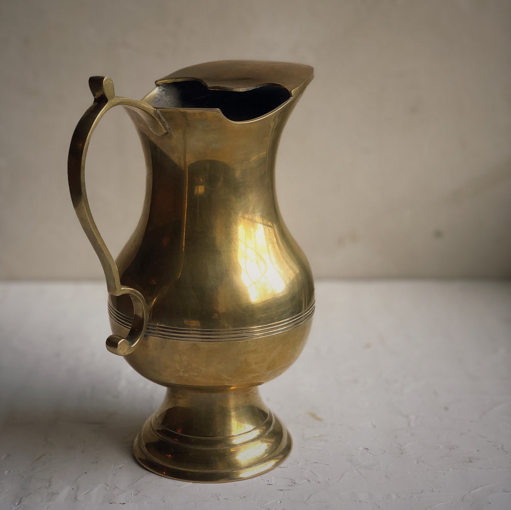 Pichet en laiton vintage