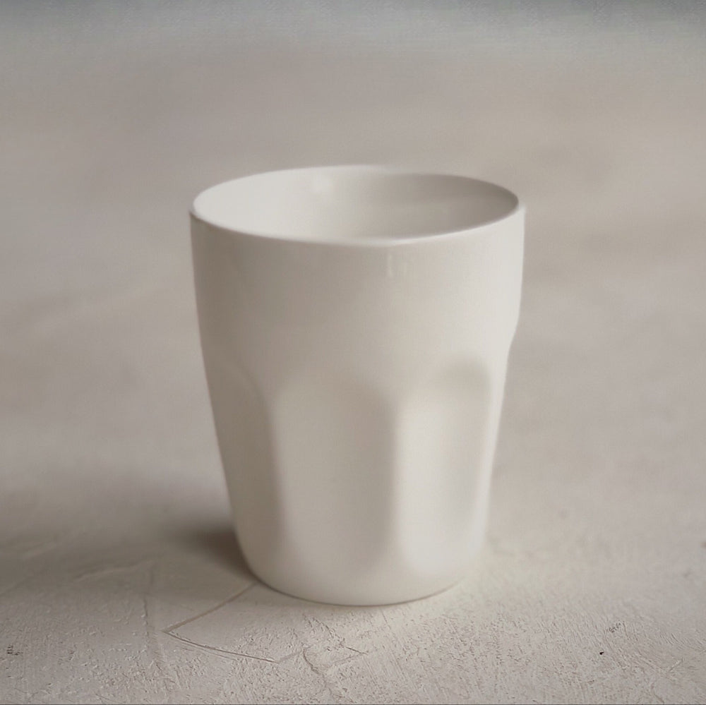 Gobelet à café latté ; White Basics par Maxwell Williams
