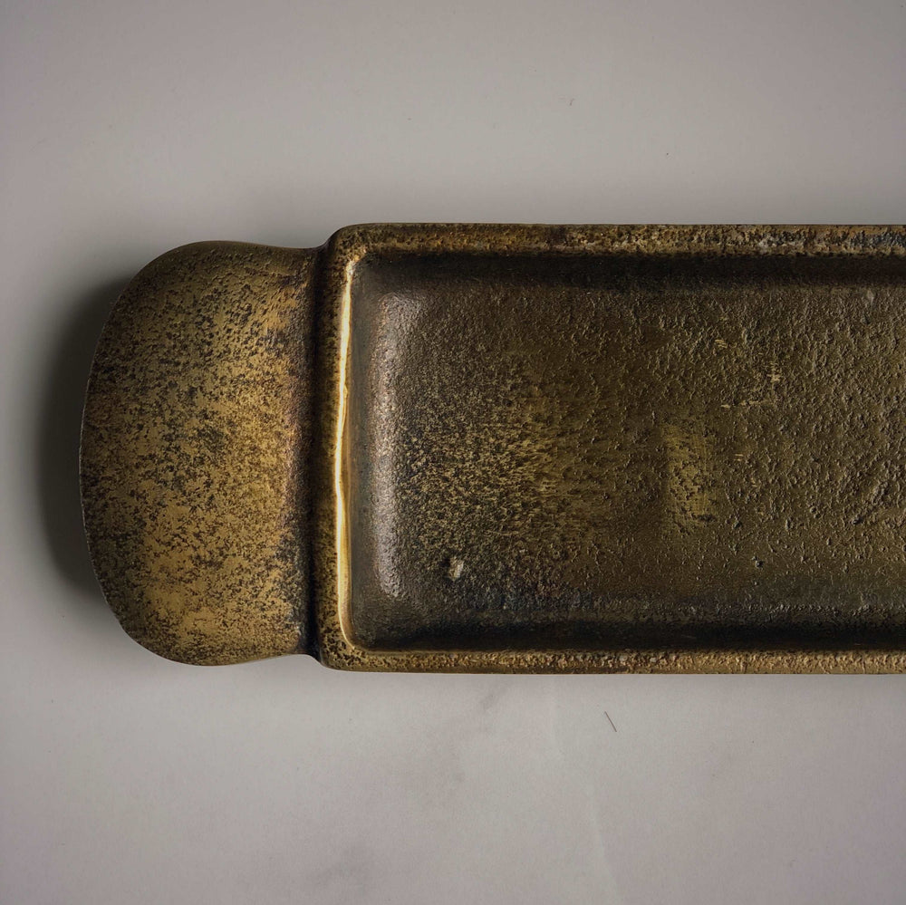 Sur mon x - curated home decor accessories Antique brass decorative tray accessoire de décoration maison vintage Plateau décoratif laiton antique