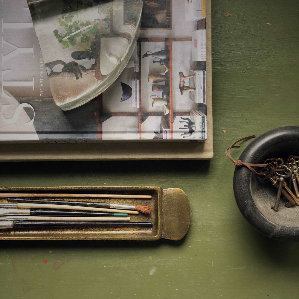 Sur mon x - curated home decor accessories Antique brass decorative tray accessoire de décoration maison vintage Plateau décoratif laiton antique