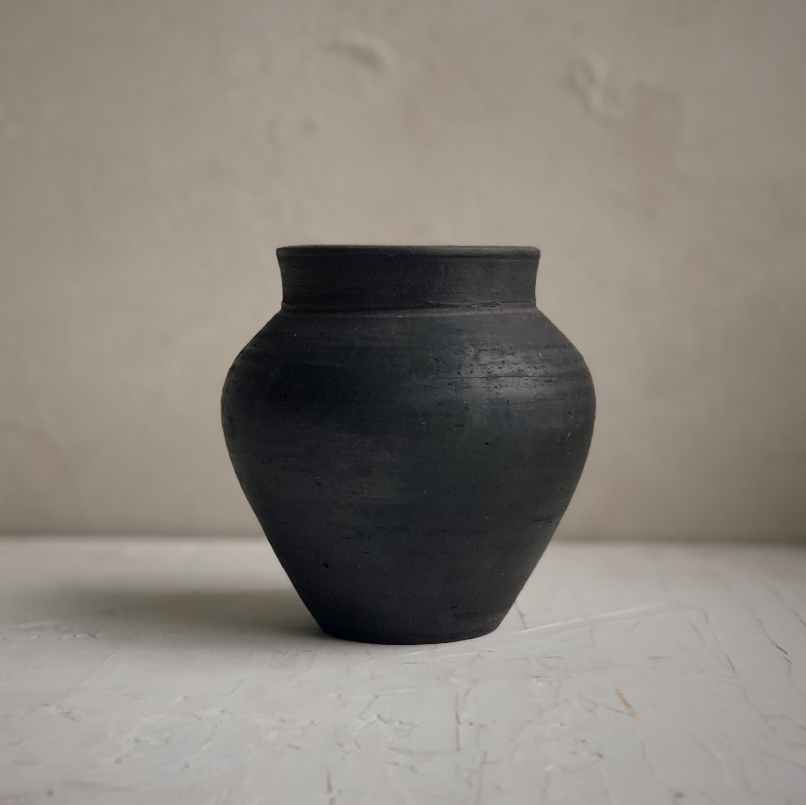 Vase classique en terre cuite noir vintage -  Classic Decorative Vintage Black Terracotta Vase