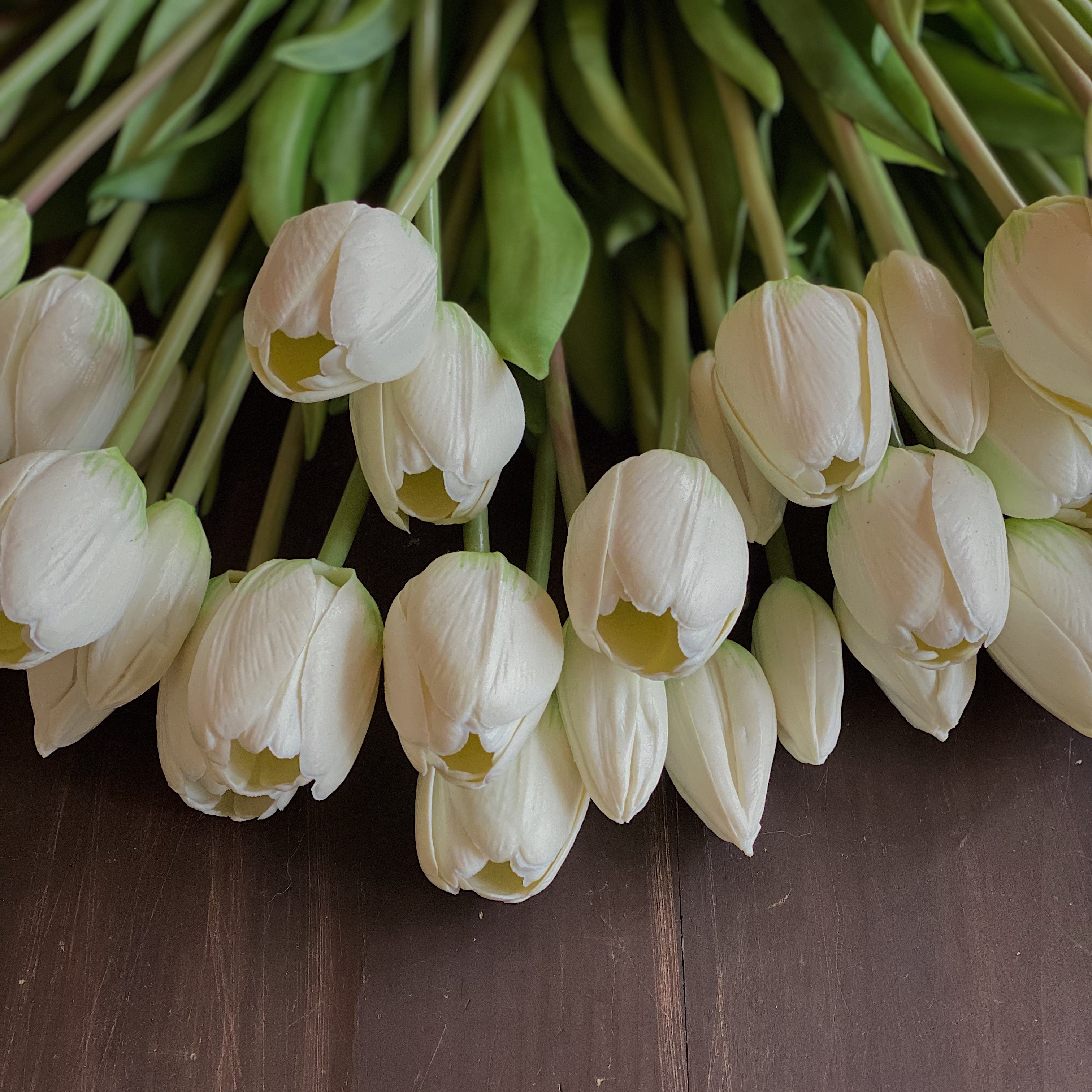 Fleurs_et_branches_artificielles_classiques_-_bouquet_de_tulipes_-_Classic_greenery_-_tulips_bunch