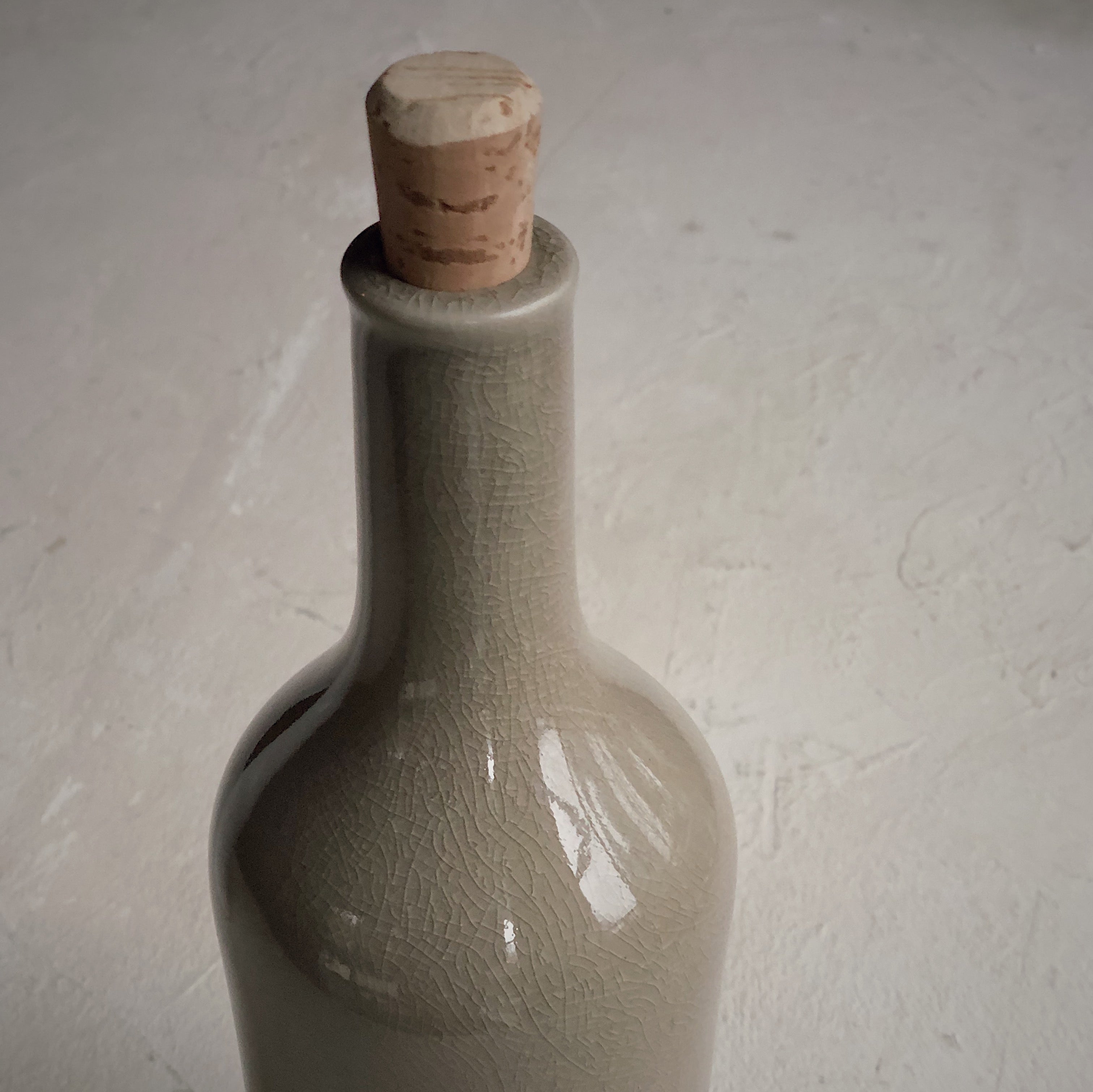 Bouteille pour huile vinaigrette ou savon. Grès blancdesign 