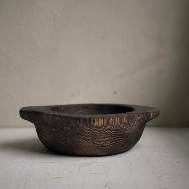 Vintage dark brown wooden bowl with handle / Bol en bois brun foncé vintage avec poignée