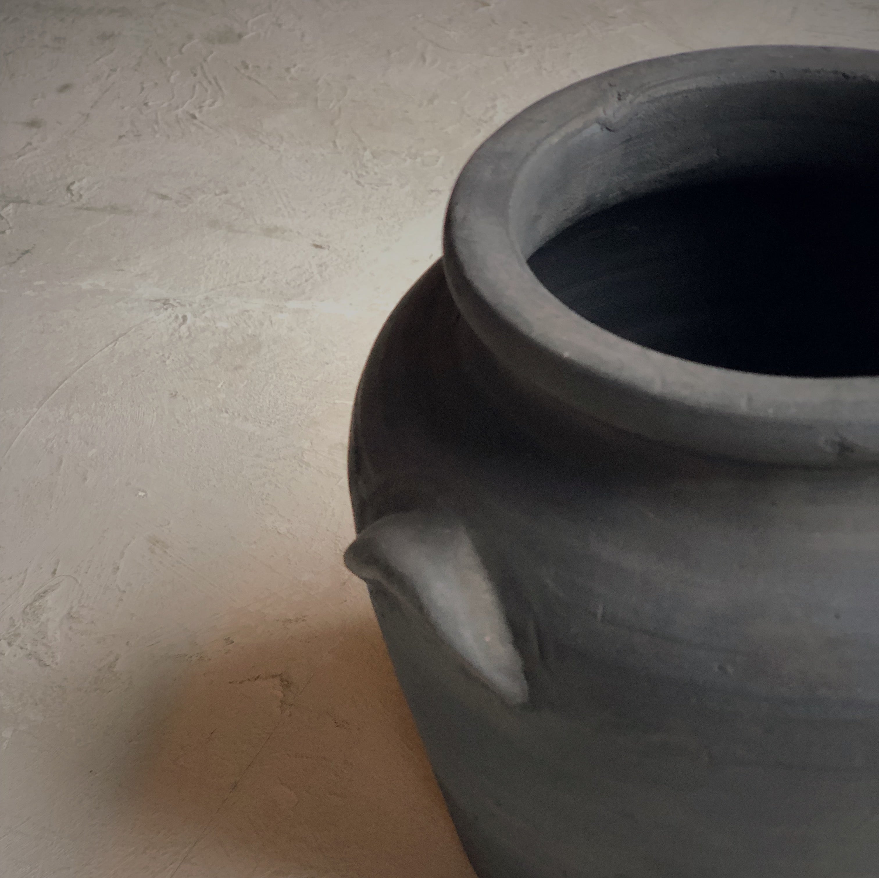 Vase primitif en terre cuite noir