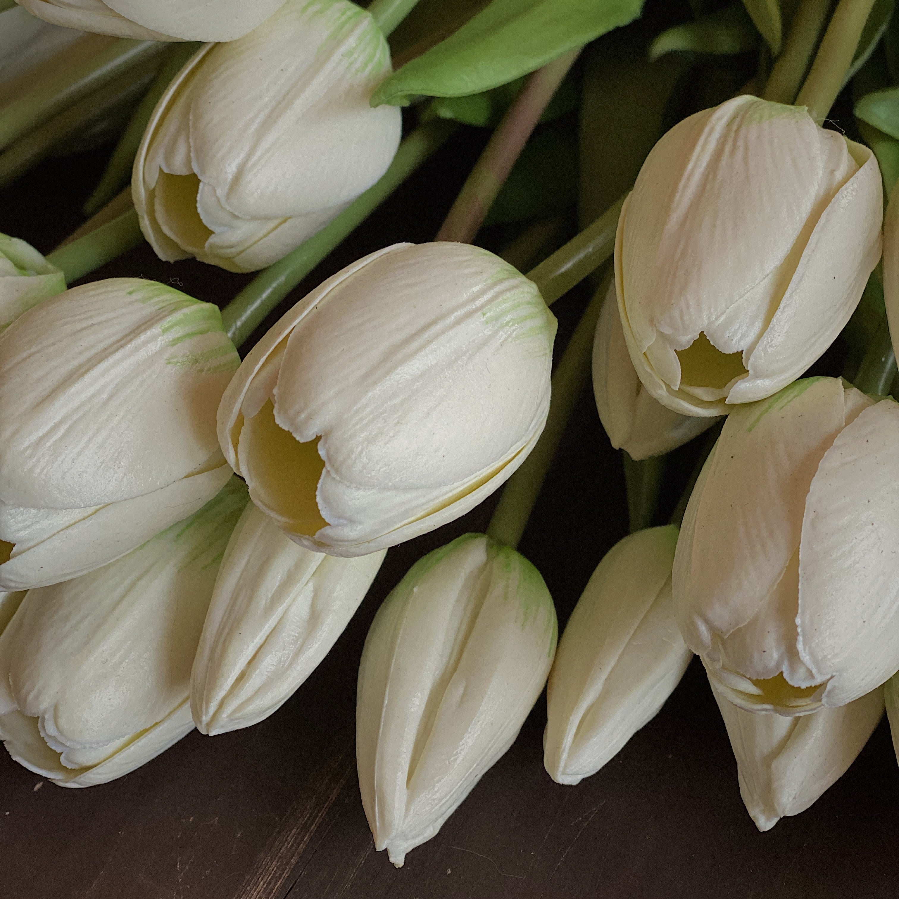 Fleurs_et_branches_artificielles_classiques_-_bouquet_de_tulipes_-_Classic_greenery_-_tulips_bunch