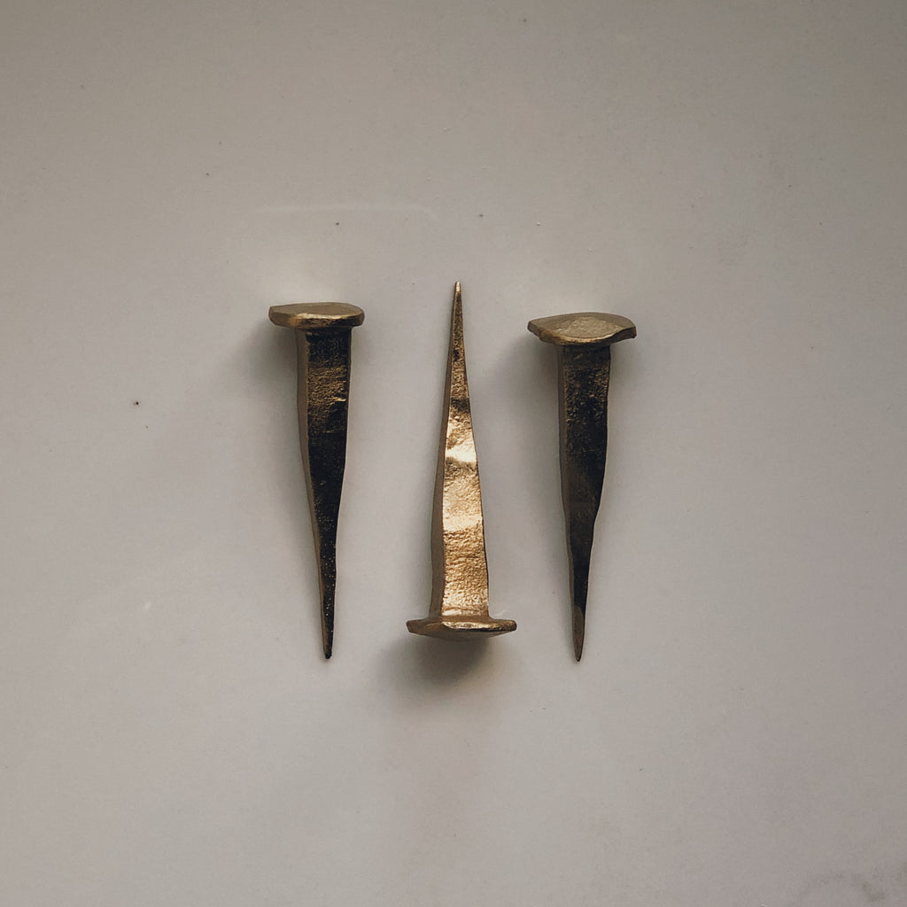 CLOU FORGÉ EN LAITON Forged Iron Nail - Brass SUR MON x
