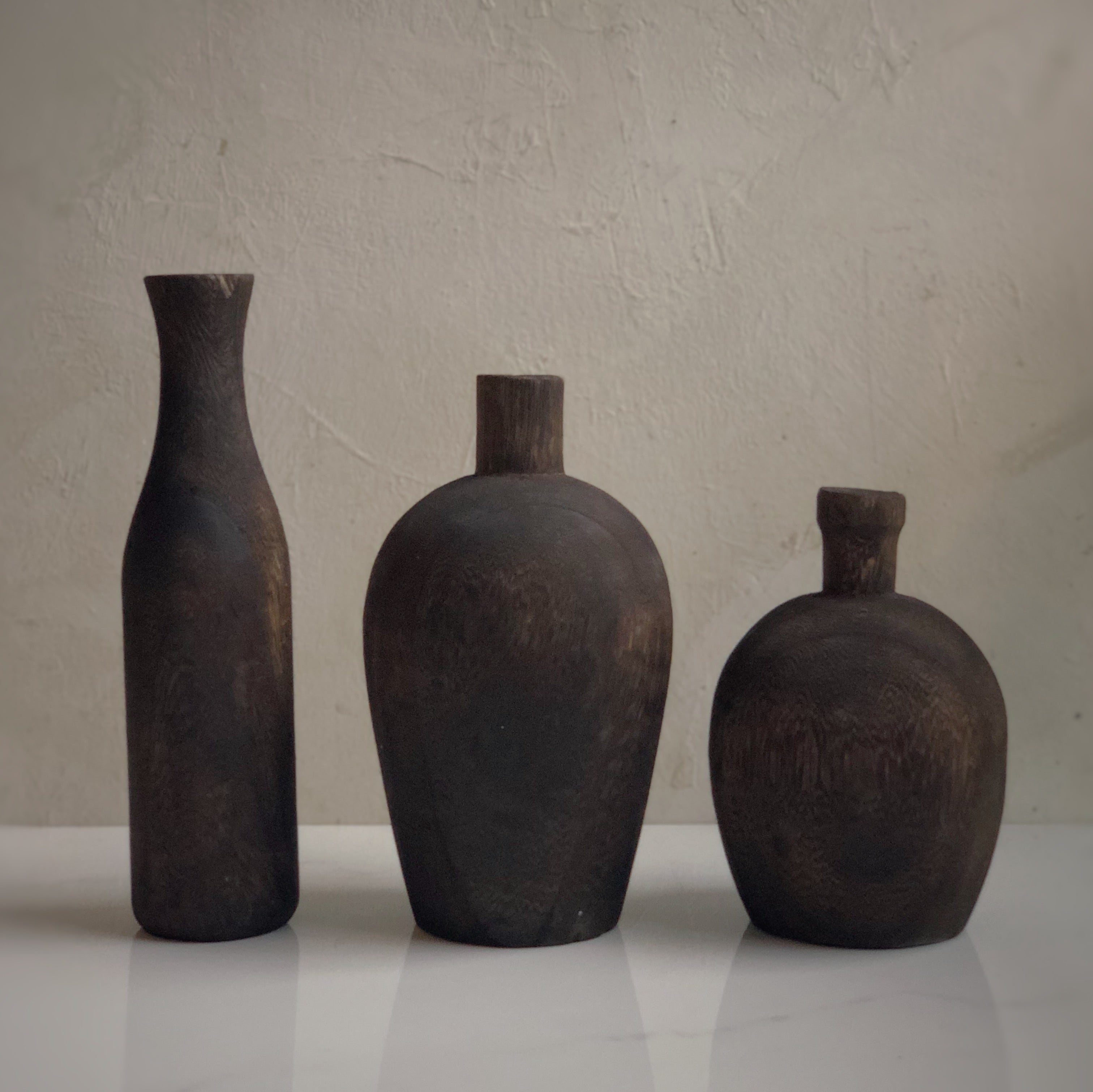 Vase en bois antiqué
