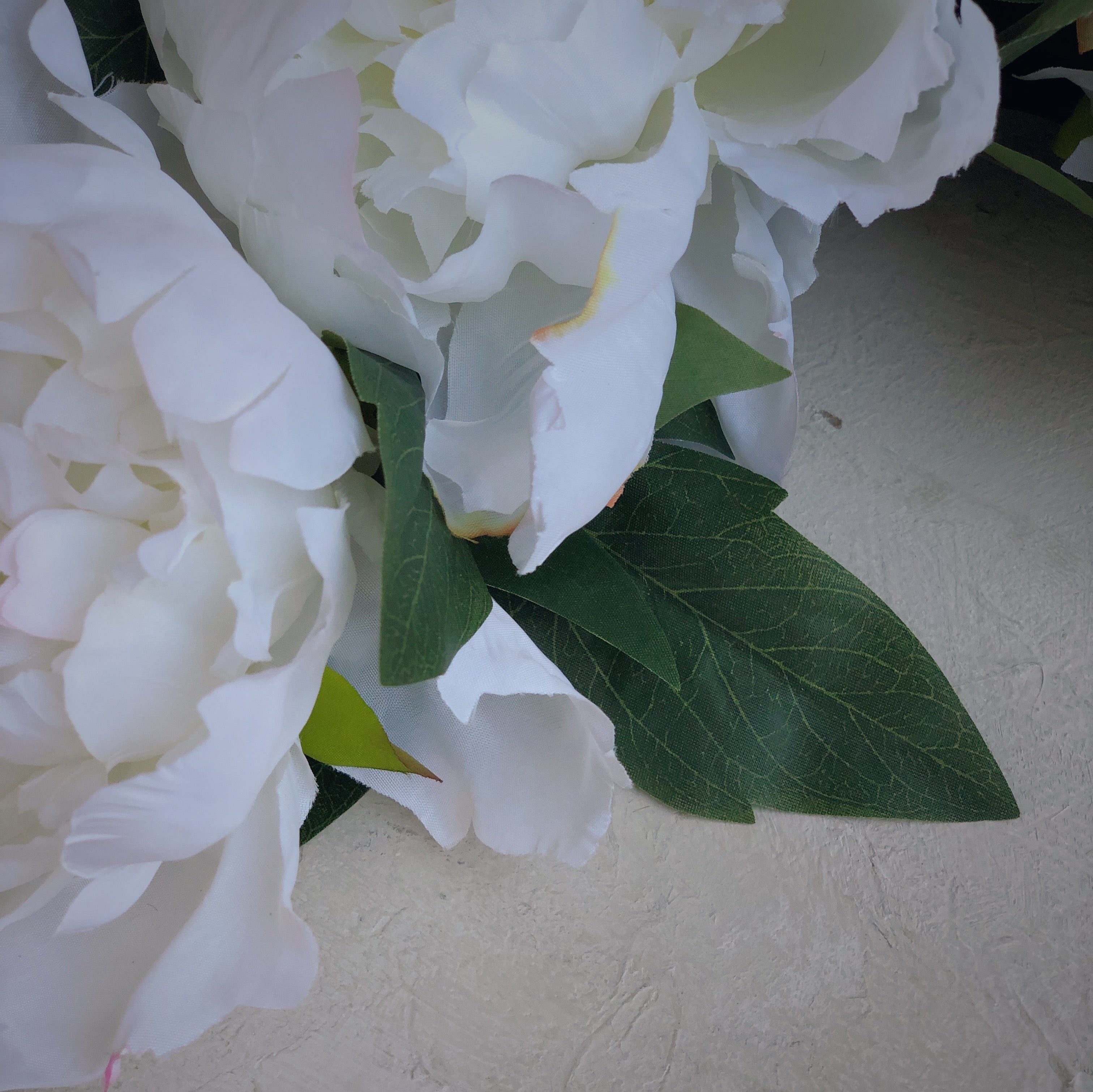 Sur mon x - curated home decor accessories Bouquet of 5 white peonies accessoire de décoration maison vintage Bouquet de 5 pivoines blanches
