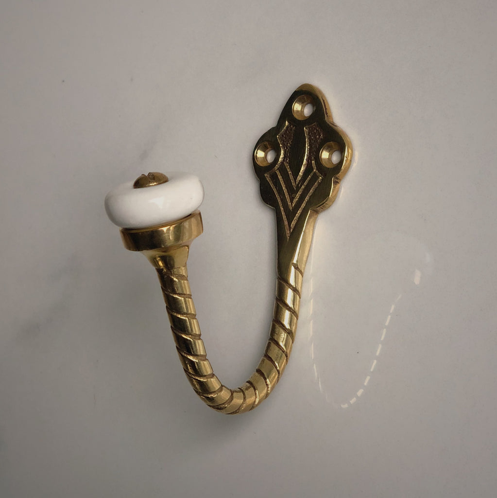 Sur mon x - curated home decor accessories Polished brass hook - Portrait accessoire de décoration maison vintage Crochet en laiton poli