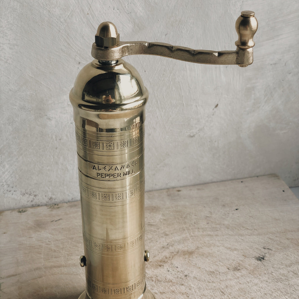 Accessoire de décoration maison  POIVRIÈRE ATLAS ALEXANDER MILLS 8" brass salt mill Alexander vintage Sur mon X