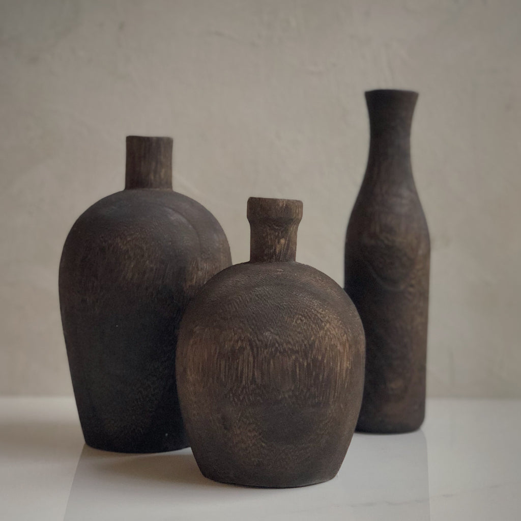 Vase en bois antiqué